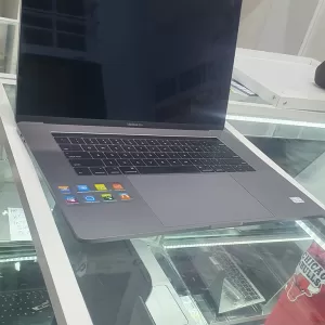 Macbook Pro 2018 i7 16GB 512SSD touch bar with 4gb graphics